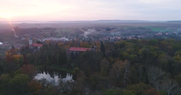 Benyovszky Burg Mit Herbstlichen Farben — Stockvideo