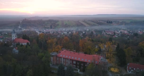 Benyovszky Burg Mit Herbstlichen Farben — Stockvideo