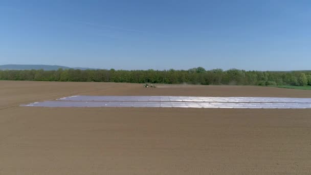 Luchtfoto Vlucht Van Veld Met Trekker — Stockvideo