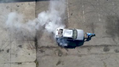 Araba, ağır çekim video rüzgarlı havadan görünümü