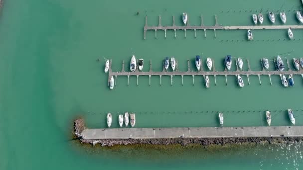 Luchtfoto Van Jachten Met Het Balatonmeer — Stockvideo