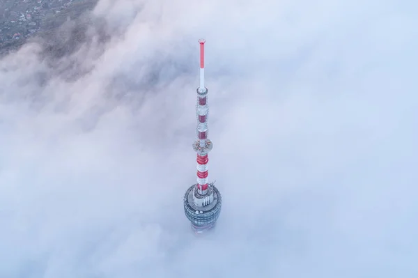 Torre de TV com céu nublado — Fotografia de Stock
