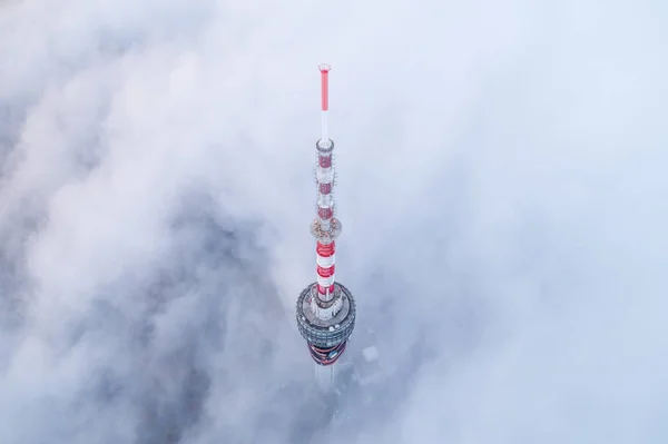 Torre de TV com céu nublado — Fotografia de Stock