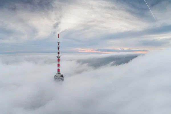 Torre de TV com céu nublado — Fotografia de Stock