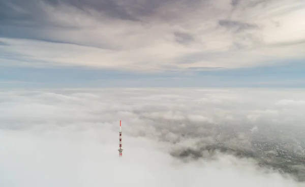 Torre de TV con cielo nublado —  Fotos de Stock