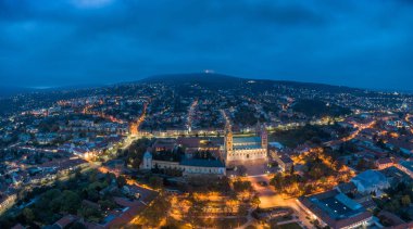 Pecs, Szekesegyhaz. Kuş bakışı geceleri