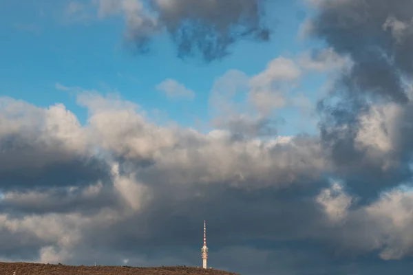 Torre de TV con cielo nublado —  Fotos de Stock