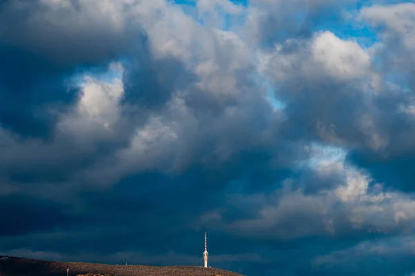 Πύργος τηλεόρασης με συννεφιασμένο ουρανό — Φωτογραφία Αρχείου