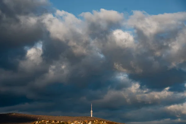 Πύργος τηλεόρασης με συννεφιασμένο ουρανό — Φωτογραφία Αρχείου