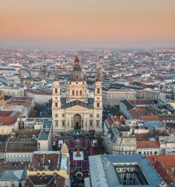 Geceleri Budapeşte Macaristan 'daki Aziz Stephen Bazilikası 