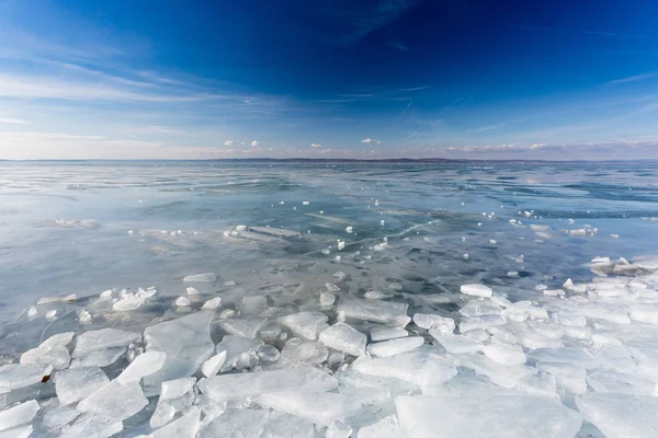 Zamrzlé jezero balaton — Stock fotografie