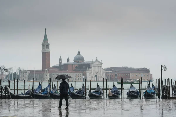 Uitzicht op San Giorgio Maggiore Venetië tijdens aqua alta — Stockfoto