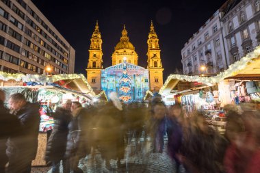 St. Stephens B 'nin önünde Noel ağacı olan bir pazar.