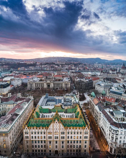Boedapest, Hongarije. Overheidsgebouw met Hongaars parlement — Stockfoto