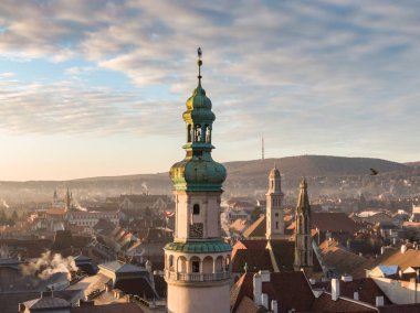 Ortaçağ Sopron 'unun ateş kulesiyle havadan çekilmiş fotoğrafı.