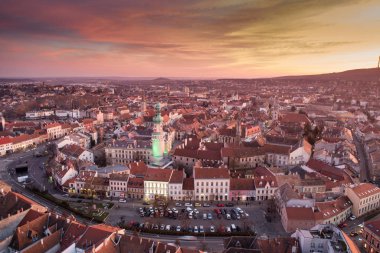 Ortaçağ Sopron 'unun ateş kulesiyle havadan çekilmiş fotoğrafı.