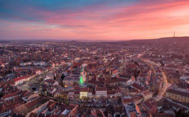 Ortaçağ Sopron 'unun ateş kulesiyle havadan çekilmiş fotoğrafı.