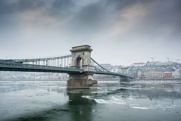 Лед течет по Дунаю — стоковое фото