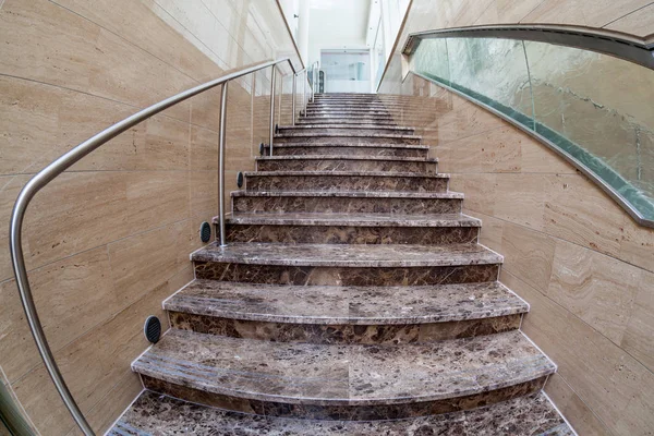 Intérieur des escaliers modernes en marbre — Photo