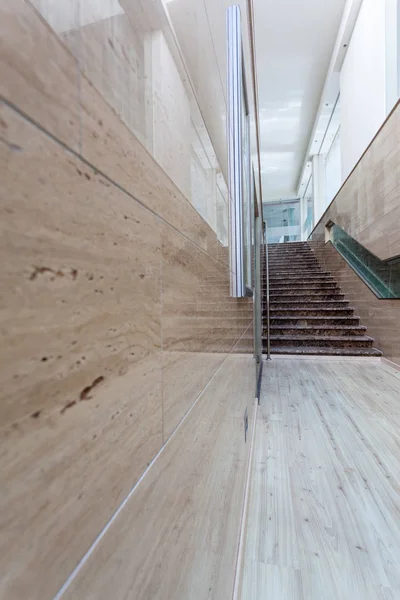 Intérieur des escaliers modernes en marbre — Photo