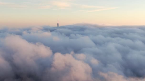 Fernsehturm Mit Bewölktem Und Nebligem Himmel — Stockvideo