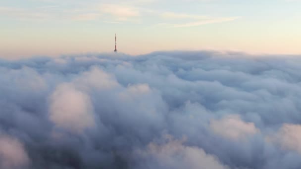 Fernsehturm Mit Bewölktem Und Nebligem Himmel — Stockvideo