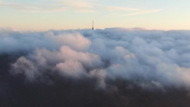 Torre Con Cielo Nuvoloso Nebbioso — Video Stock