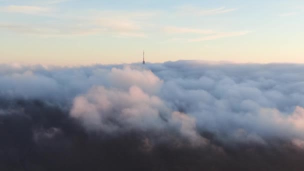 多云多雾的电视塔 — 图库视频影像