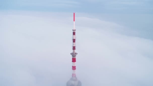 Torre Con Cielo Nublado Nebuloso — Vídeos de Stock