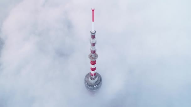 Wieża Telewizyjna Zachmurzonym Zamglonym Niebem — Wideo stockowe