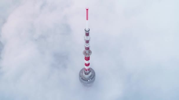 Toren Met Bewolkte Mistige Lucht — Stockvideo