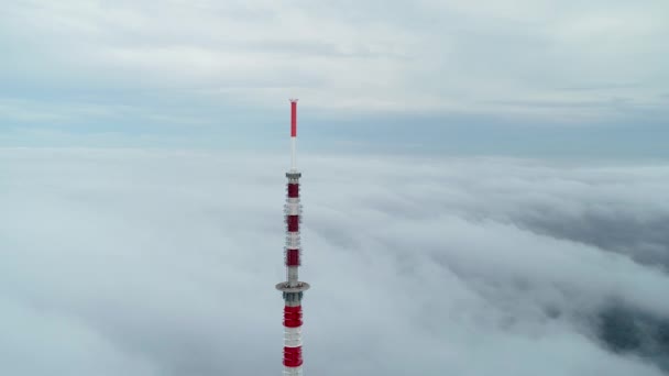 Televizní Věž Oblačným Mlhavým Nebem — Stock video