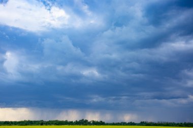 Fırtına sırasında dramatik gökyüzü manzarası
