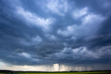 Fırtına sırasında dramatik gökyüzü manzarası