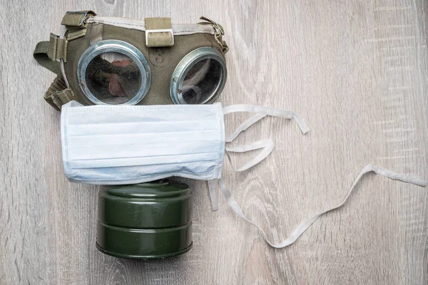 コロナ保護のための医療用マスクとガスマスク — ストック写真