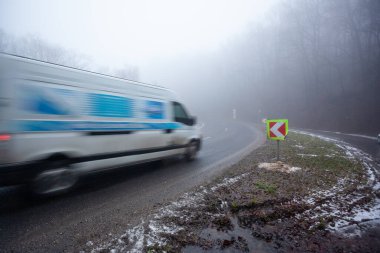 Karayolunda sisli bir araba