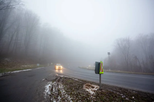 Carro Movimento Estrada Com Nevoeiro — Fotografia de Stock
