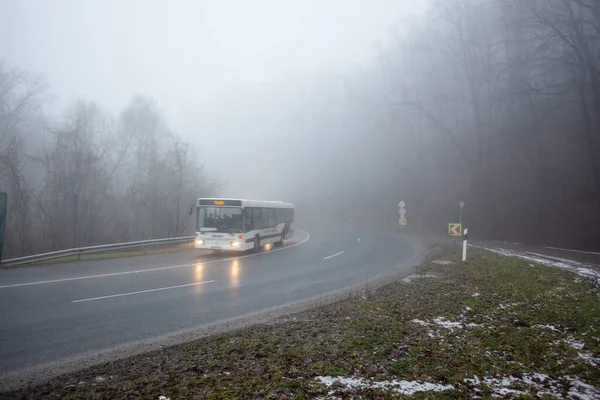 Automóvil Movimiento Por Carretera Con Niebla — Foto de Stock