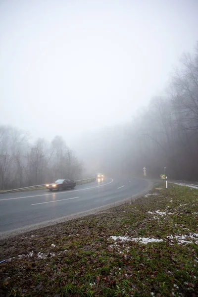 Auto Snelweg Met Mist — Stockfoto