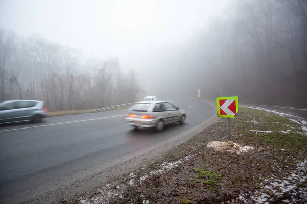 Automóvil Movimiento Por Carretera Con Niebla — Foto de Stock