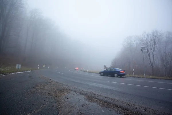 Auto Snelweg Met Mist — Stockfoto