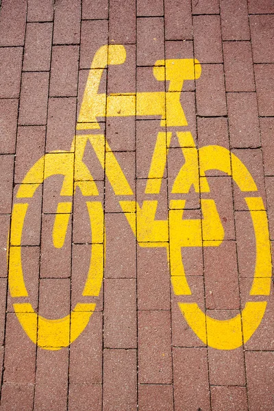 Asfaltta Sarı Bisiklet Işareti — Stok fotoğraf