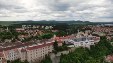 Bulutlu gökyüzü ile Veszprem Kalesi