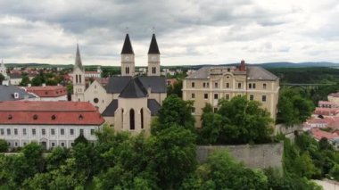 Bulutlu gökyüzü ile Veszprem Kalesi