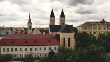 Bulutlu gökyüzü ile Veszprem Kalesi