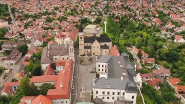 Bulutlu gökyüzü ile Veszprem Kalesi