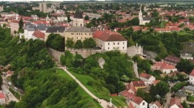 Bulutlu gökyüzü ile Veszprem Kalesi