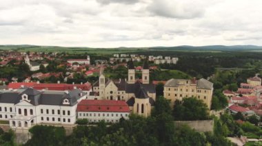 Bulutlu gökyüzü ile Veszprem Kalesi