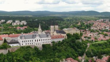 Bulutlu gökyüzü ile Veszprem Kalesi