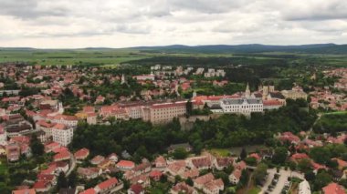 Bulutlu gökyüzü ile Veszprem Kalesi